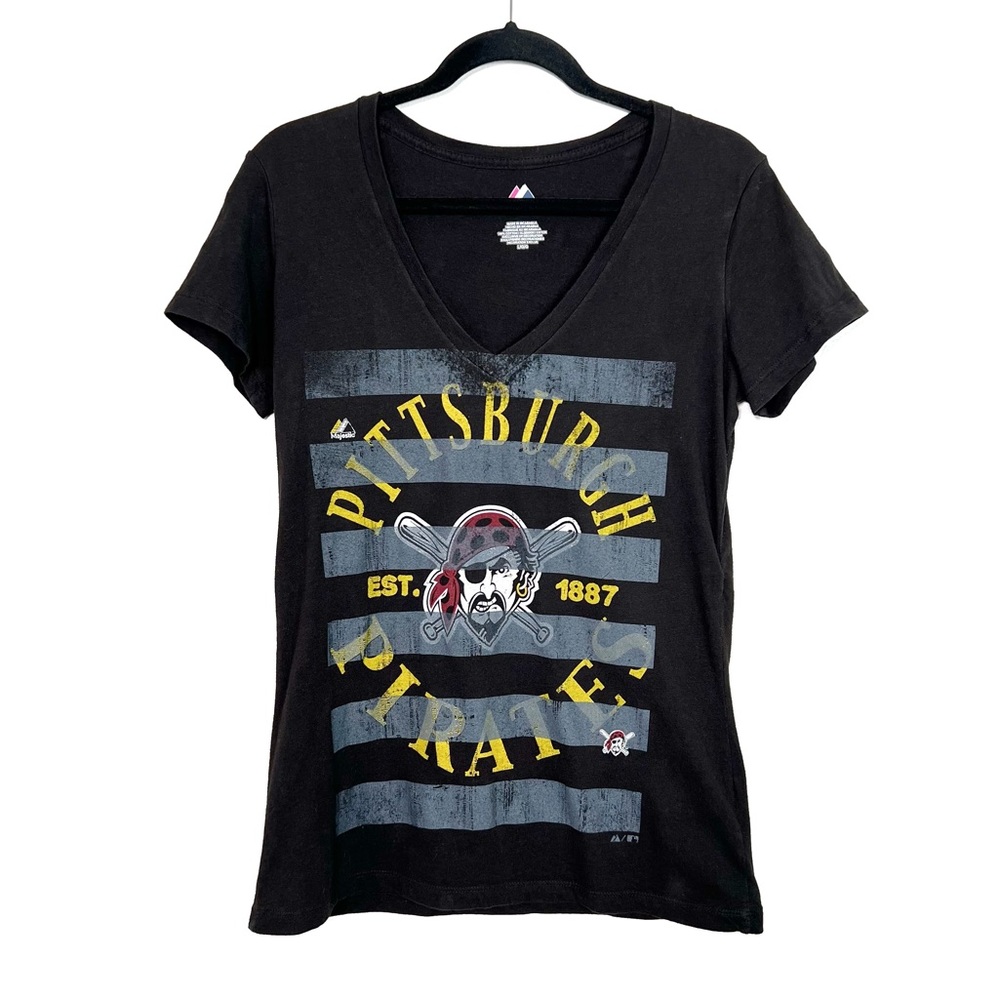 MAJESTIC Pittsburgh Pirates Fitted V Neck Pirate Graphic Print Baseball tee